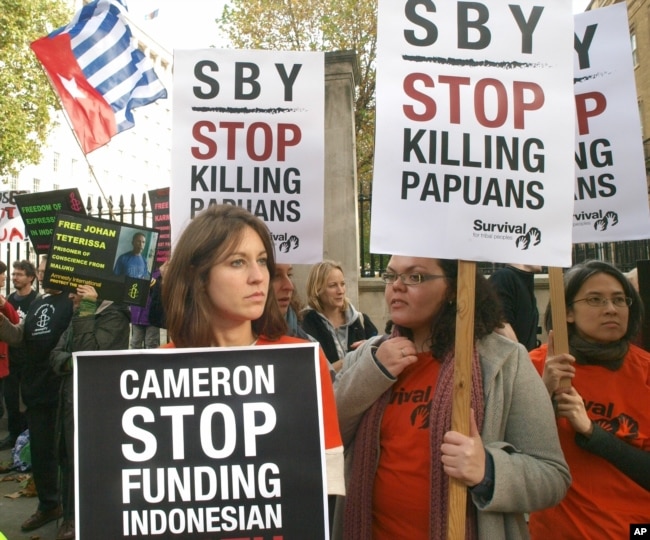 Para demonstran berunjuk rasa di luar kantor Perdana Menteri Inggris David Cameron saat kunjungan Presiden Susilo Bambang Yudhoyono, 31 Oktober 2012. Mereka memprotes berbagai pelanggaran HAM di Indonesia.