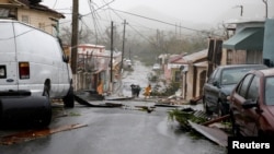 20일 초강력 허리케인 '마리아'가 카리브해의 미국령 푸에르토리코를 강타한 후 건물과 자동차들이 파손된 모습이다. 