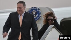 美国国务卿蓬佩奥和夫人抵达约旦首都安曼。（2019年1月8日）