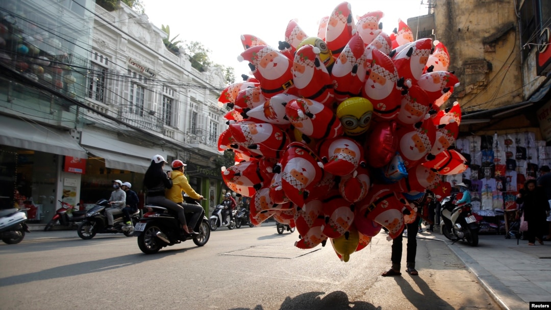 Bong bóng bay ông già Noel được bán trên đường phố Hà Nội, ngày 23/12/2014.