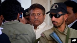 Pakistan's former president and military ruler Pervez Musharraf, center, leaves after appearing in court in Rawalpindi, Pakistan, April 17, 2013. 