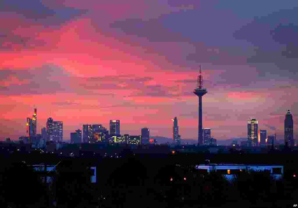 ابر&zwnj;های رنگی&zwnj; در افق فرانکفورت آلمان.
