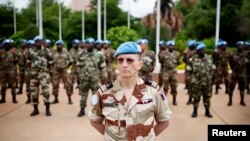 Des Casques de la Mission des Nations unies au Mali, à Bamako, 1er juillet 2013.