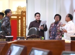 Presiden Jokowi berbincang dengan Menteri BUMN Erick Thohir dan Menteri KLHK Siti Nurbaya Bakar disela-sela Ratas “Persiapan Pemindahan Ibu Kota Negara baru” di kantor Presiden , Jakarta, Senin (16/12) ( Biro Setpres )