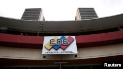 El logo del Consejo Nacional Electoral (CNE) puede verse en el frente de la sede n