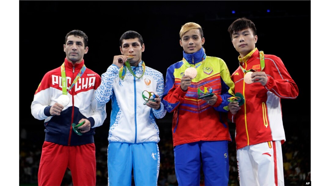 52 kg vazn toifasida Olimpiada g'oliblari (chapdan): rossiyalik Misha Aloyan (kumush), o'zbekistonlik Shahobiddin Zoirov (oltin) hamda venesuelalik Yoel Finol (bronza) va xitoylik Hu Sinjuan (bronza)