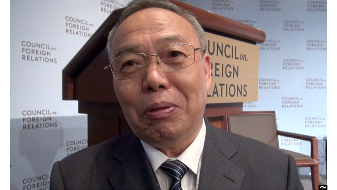郑新立接受美国之音采访 (美国之音方冰拍摄)