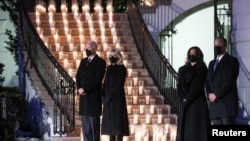 Američki predsednik Džo Bajden sa suprugom Džil i potpredsednica Kamala Haris sa suprugom Dagom Emhofom na komemoraciji za pola miliona Amerikanaca umrlih od Kovida 19, 22. februara 2021.