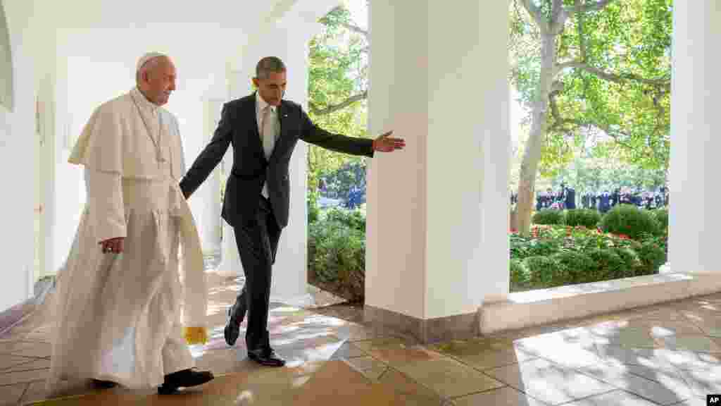 Le président Barack Obama accompagne le pape François vers bureau ovale de la Maison Blanche, 23 septembre 2015