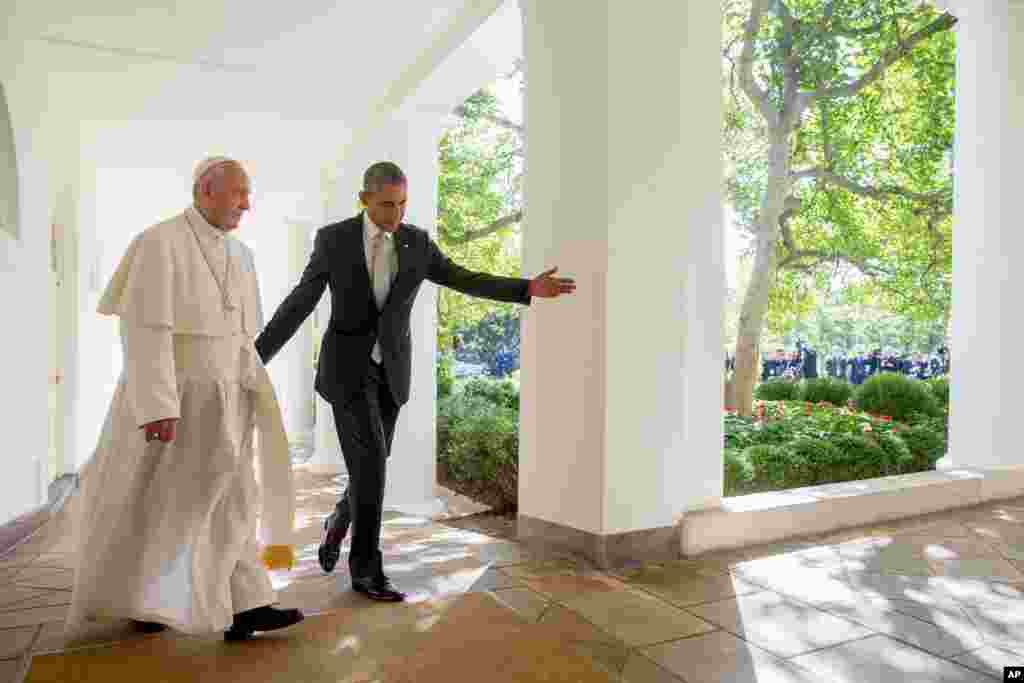 Madaxweyne Obama oo Pope Francis kusoo dhoweynaya aqalka cad.