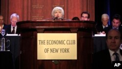 رئیس بانک مرکزی آمريکا، جانت يلن (وسط)، در ضیافت ناهار باشگاه اقتصادی نیویورک – چهارشنبه، ٢٧ فروردين ماه (۱۶ آوريل)