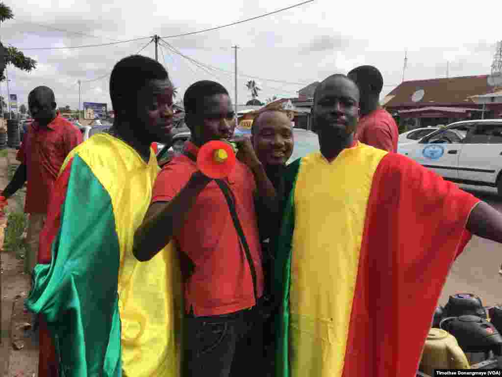 Des supporters du Mali dans les rues de Port-Gentil avant le match du groupe D, au Gabon, le 16 janvier 2017. (VOA/ Timothée Donangmaye)