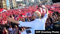 Pemimpin partai oposisi Turki, Kemal Kilicdaroglu, berpidato menegaskan sikap anti kudeta di Istanbul, Minggu (24/7). 