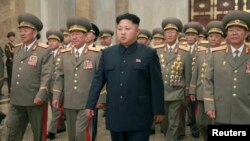 지난 7월 한국전 정전 61주년 기념일을 맞아 북한 김정은 국방위원회 제1위원장이 군 지휘부와 함께 평양 금수산 궁전을 방문했다. (자료사진)