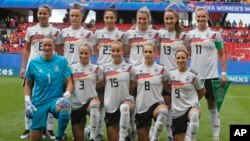 L'équipe d'Allemagne avant son match contre l'Espagne à Valenciennes le 12 juin 2019.