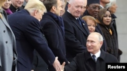 Hai ông Trump và Putin bắt tay trong lần gặp ở Paris, 11/11/2018