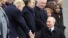 Le président russe Vladimir Poutine serre la main du président américain Donald Trump à l’occasion de a commémoration du Jour de l’armistice, cent ans après la fin de la Première Guerre mondiale, à l’Arc de Triomphe, à Paris, le 11 novembre 2018.
