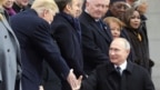 Ông Trump và ông Putin bắt tay nhau hôm 11/11.