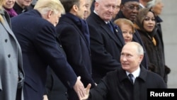 Ông Trump và ông Putin bắt tay nhau hôm 11/11.