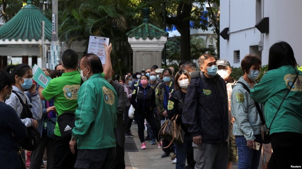 香港民众戴着口罩排着长队等待接种中国产的科兴疫苗。（2021年12月2日）(photo:VOA)