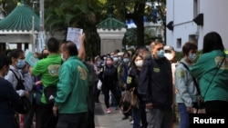 香港民众戴着口罩排着长队等待接种中国产的科兴疫苗。（2021年12月2日）
