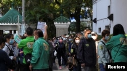 Người dân Hong Kong xếp hàng đợi chích ngừa vaccine Sinovac của Trung Quốc