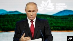 El presidente de Rusia, Vladimir Putin, hablando en una sesión plenaria del Foro Económico del Es te en Vladivostok, Rusia, el miércoles, 12 de septiembre de 2018.