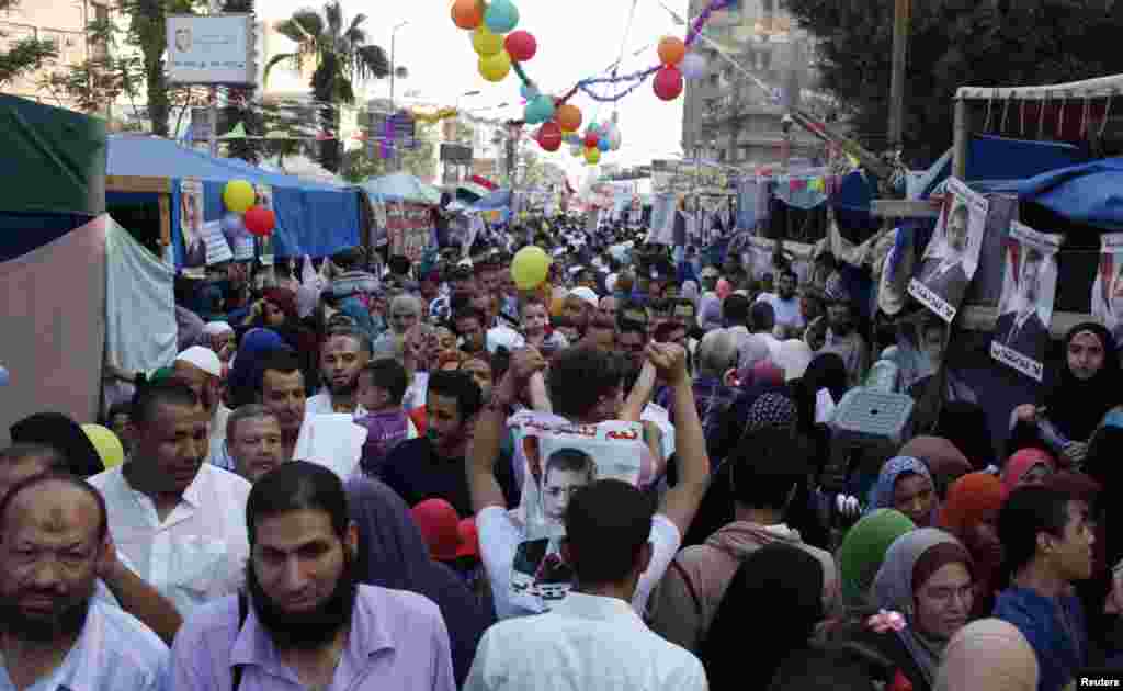 عید الفطر کے دن اخوان المسلمون اور معزول مصری صدر محمد مرسی کے حامی اور ارکان دھرنا میں شرکت کرنے آ رہے ہیں۔