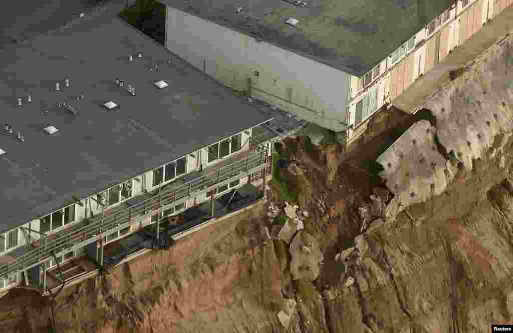 Uninhabitable apartments, in danger of collapsing into the Pacific Ocean, line Esplanade Ave. in Pacifica, California, Jan. 26, 2016. The city has marked three apartment complexes uninhabitable as El Nino storm erosion eats away at the coastal bluff beneath them.