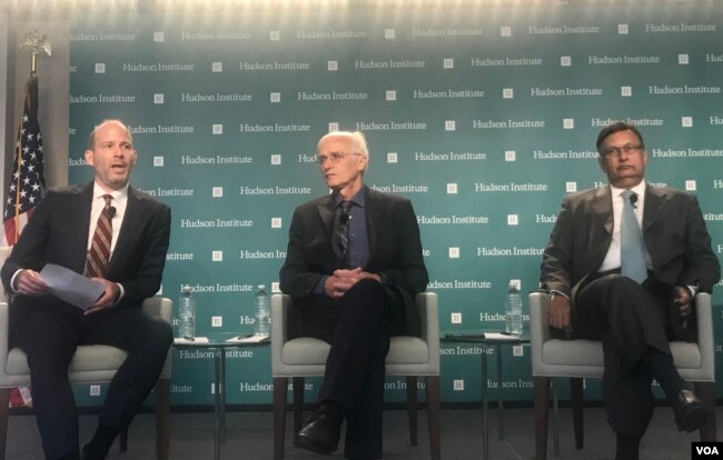 哈德逊研究所高级研究员布朗(左)、柏林自由大学教授克雷茨曼（中）和前巴基斯坦驻美国大使哈卡尼（右）周三在哈德逊研究所举办的“中巴经济走廊成本”研讨会上。（2018年9月5日）