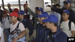 Pekerja Filipina di Libya tiba di bandara Manila, 26 Februari 2011. (Foto: dok).