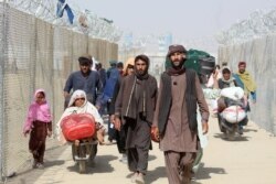 Orang-orang Afghanistan berjalan ketika mereka memasuki perbatasan Pakistan-Afghanistan di Chaman pada 25 Agustus 2021 setelah pengambilalihan militer Afghanistan oleh Taliban. (Foto: AFP)