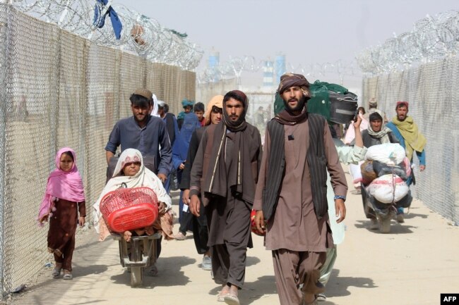 Orang-orang Afghanistan berjalan ketika mereka memasuki perbatasan Pakistan-Afghanistan di Chaman pada 25 Agustus 2021 setelah pengambilalihan militer Afghanistan oleh Taliban. (Foto: AFP)