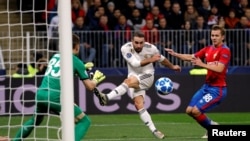 Dani Carvajal du Real Madrid tire au but sous la pression d’Ivan Oblyakov du CSKA Moscou lors du match de la phase de groupes de la Ligue des Champions à Msocu, Russie, 2 octobre 2018.