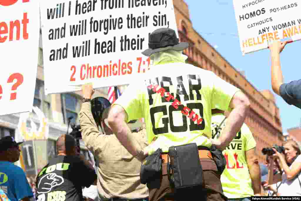 Kelompok pro-agama dan demonstran lainnya bersitegang kembali di Public Square sementara polisi mencoba memisahkan mereka, di Cleveland, 20 Juli 2016.