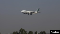 پی آئی اے کا ایک تیار اسلام آباد کے بے نظیر بھٹو انٹرنیشنل ایئرپورٹ پر لینڈ کرنے والا ہے (فائل فوٹو)