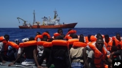 Migrants en Méditerranée pris en charge par MSF et SOS Méditerranée le 23 juin 2016.