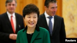 박근혜 한국 대통령(가운데)이 12일 청와대에서 아네르스 포그 라스무센 나토 사무총장(오른쪽)과 회담했다.