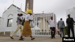 Worshipers arrive at Holy Trinity Catholic Church in Nigeria's capital Abuja, June 24, 2012. 