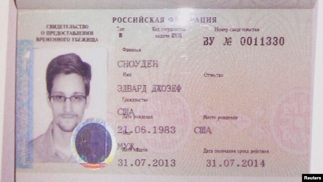 遭美国通缉的前情报分析员斯诺登得到了莫斯科颁发的难民证件（2013年8月1日）