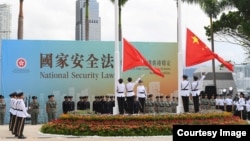 香港当局在港区国安法颁布数小时后举行回归周年升国旗仪式（香港政府2020年7月1日照片）