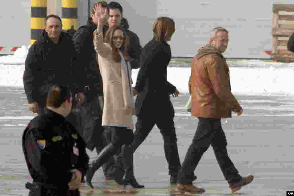 Anđelina Džoli maše novinarima po sletanju na sarajevski međunarodni aerodrom 14. februara 2012. gde je prisustvovala premijeri svog rediteljskog debija "U zemlji krvi i meda" (AP)