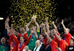 Anggota tim Spanyol merayakan dengan trofi Piala Dunia usai pertandingan sepak bola final Piala Dunia antara Belanda dan Spanyol di Soccer City di Johannesburg, Afrika Selatan, Minggu, 11 Juli 2010. (Foto: AP/Frank Augstein)