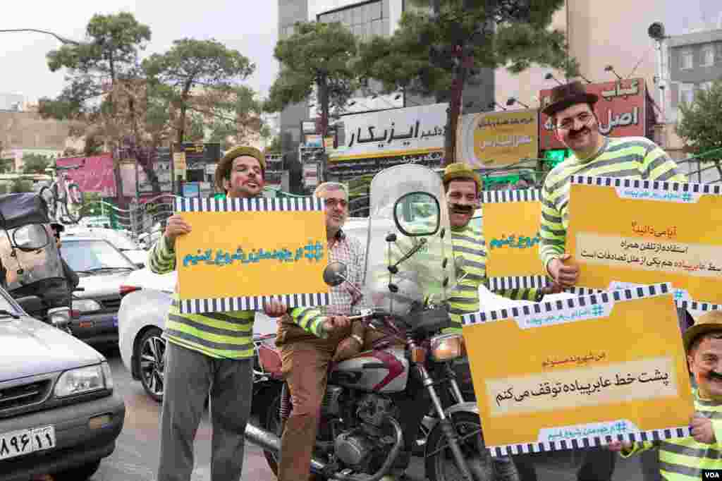 نمایشگران خیابانی در کمپین «از خودمان شروع کنیم» برای اطلاح رفتارهای ترافیکی در تهران تلاش می‌کنند. عکس: پانته‌آ نقوی انارکی (ارسالی از شما)
