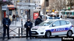 프랑스에서 '샤를리 에브도' 사옥 총격 사건 1주년을 맞은 7일, 파리 18지구 경찰서를 공격하려던 괴한이 경찰에 의해 사살됐다. 사건 직후 경찰들이 현장 주변을 지키고 있다.