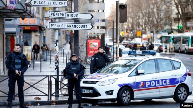 La policía cierra el área de la estación policial en el 18o distrito de París, luego de un ataque presuntamente terrorista.