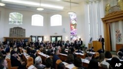Menachem Levanoni, presidente de la sinagoga Chabad de Poway, California, habla el lunes en el funeral de Lori Kaye, quien murió a manos de un atacante en el tiroteo al templo. Abril 29 de 2019.