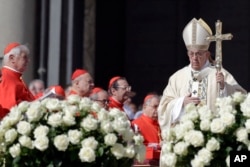 Pope Francis arrives to celebrate an Easter Mass, in St. Peter's Square at the Vatican, April 1, 2018.