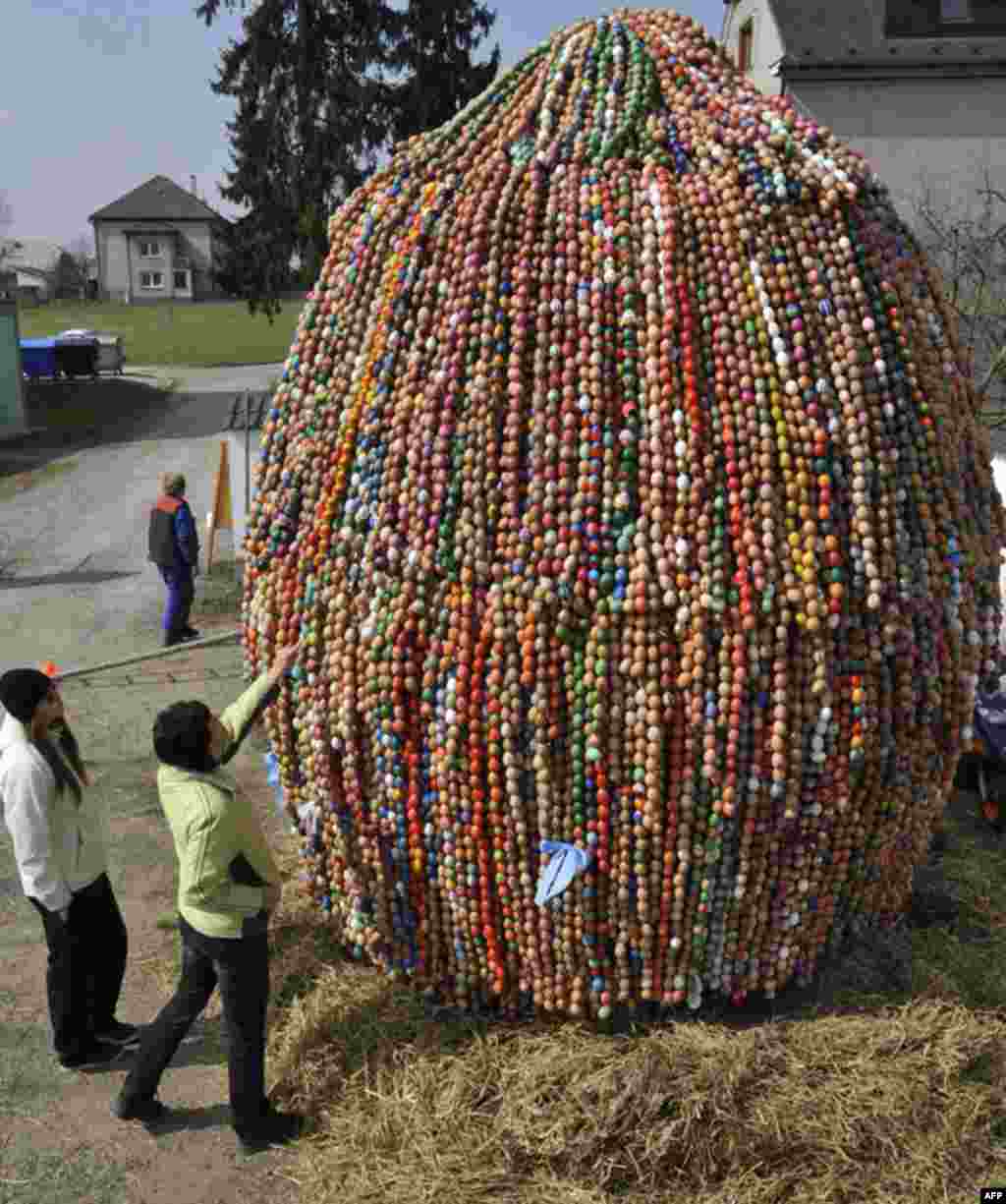 Рекордна писанка була створена у селі Блудов у Чеській Республіці. Для декорації великоднього дива заввишки 4 метри 20 сантиметрів було використано майже 45 тисяч яєць. 