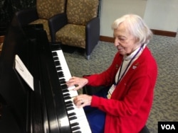 Cerlene Rose plays piano every Friday in the lobby of Sibley Hospital in Washington, D.C. (J. Taboh/VOA)